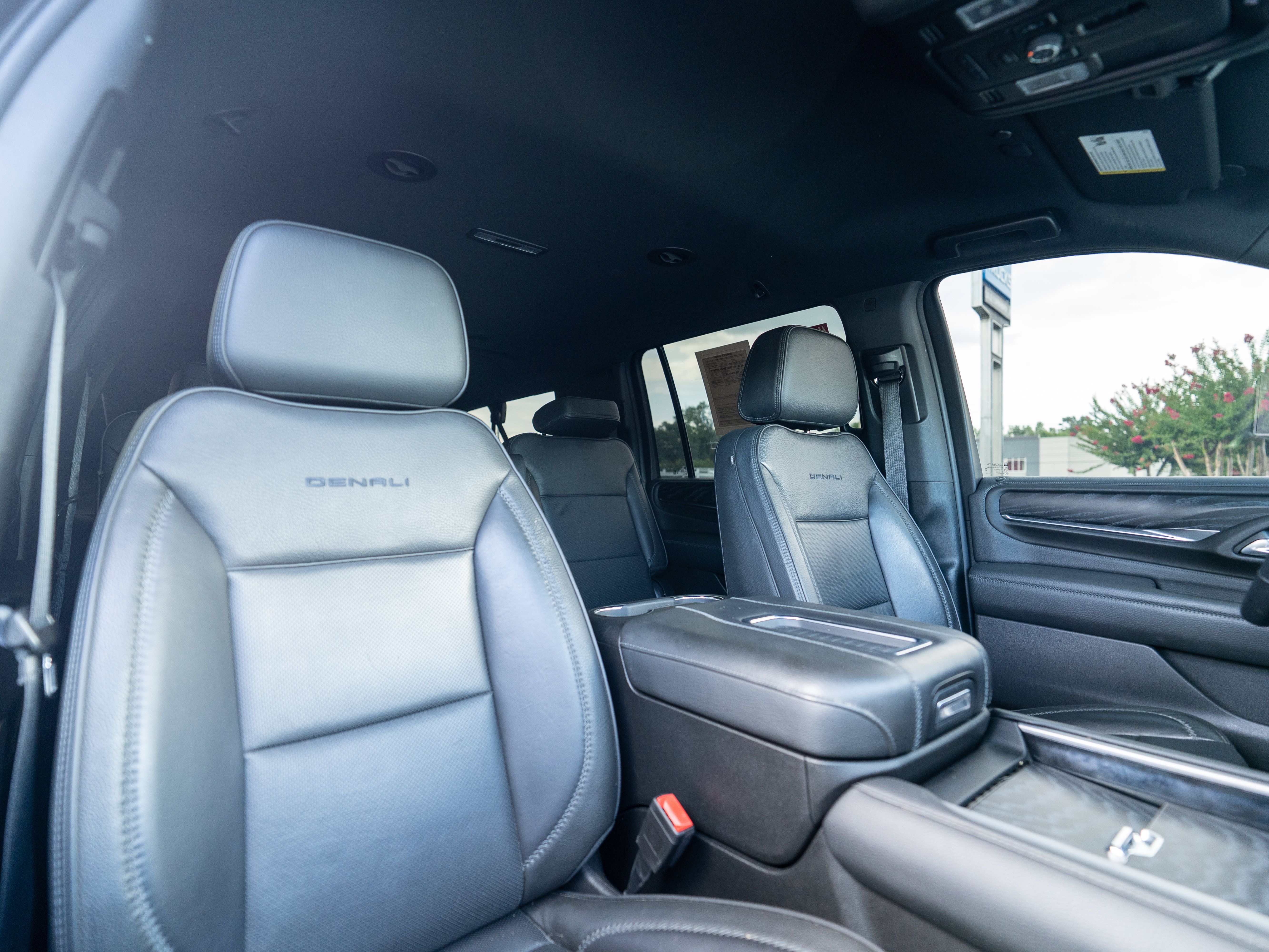 Used 2023 GMC Yukon XL Denali RWD image 11