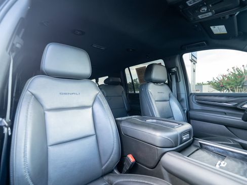 Used 2023 GMC Yukon XL Denali RWD image 11