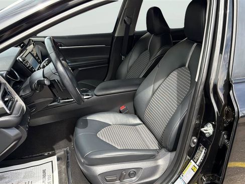 Used 2020 Toyota Camry SE image 12