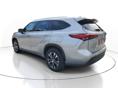 Certified 2023 Toyota Highlander XLE image 4