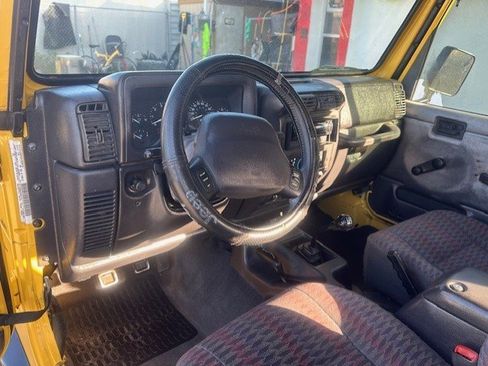 Used 2000 Jeep Wrangler Sport image 9