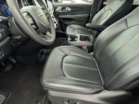 Used 2024 Chrysler Pacifica Select image 19