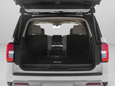 Used 2023 Ford Expedition XLT RWD image 14