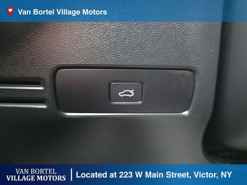 Used 2023 Volvo XC40 B5 Ultimate image 18