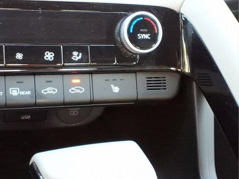 Used 2025 Hyundai Elantra Limited FWD image 9