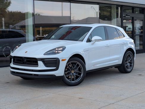 Used 2025 Porsche Macan image 1