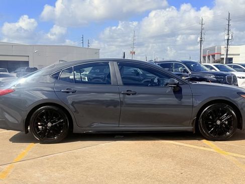 Used 2025 Toyota Camry SE w/ Convenience Package FWD image 4