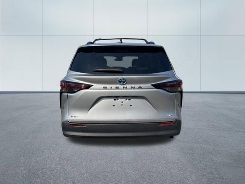 Used 2025 Toyota Sienna XLE image 6