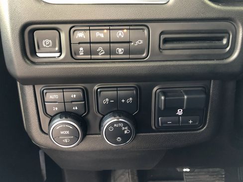 Used 2022 Chevrolet Tahoe Z71 w/ Z71 Off-Road Package image 37