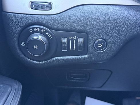 Used 2015 Jeep Cherokee Limited w/ Luxury Group AWD/4WD image 38