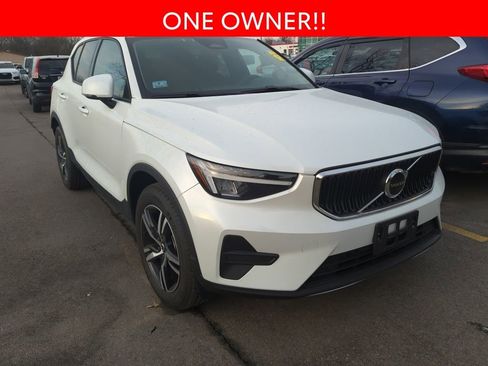 Used 2023 Volvo XC40 B5 Core w/ Convenience Package image 3