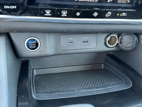 Certified 2023 Nissan Rogue SV FWD image 32