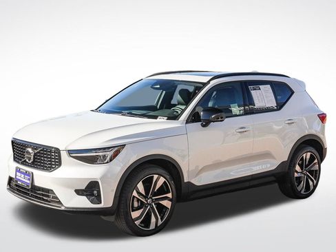 Used 2025 Volvo XC40 B5 Plus image 3