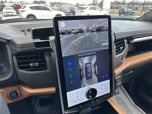 Used 2024 Ford Expedition Platinum image 17