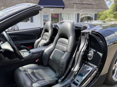 Used 1998 Chevrolet Corvette Convertible RWD image 16