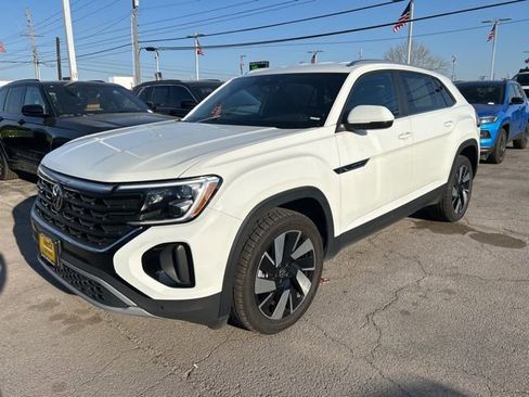 Used 2025 Volkswagen Atlas Cross Sport SE image 1