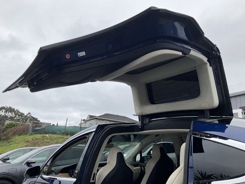 Used 2018 Tesla Model X 100D image 36