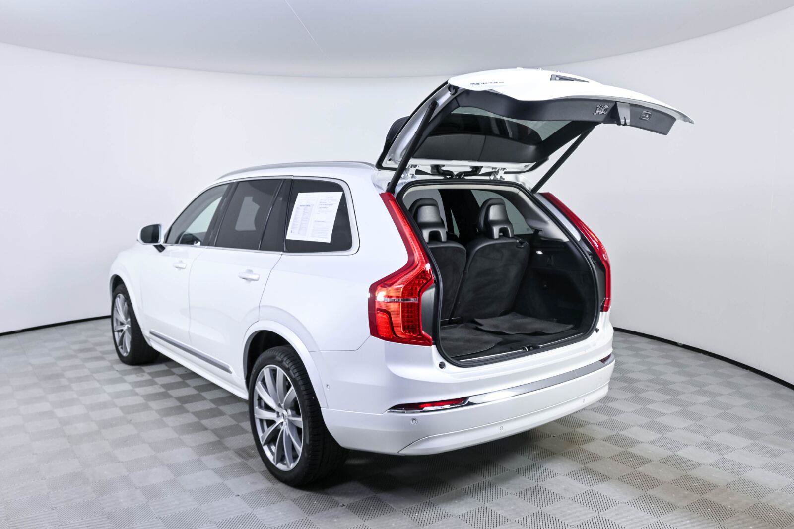 Certified 2023 Volvo XC90 B6 Plus AWD/4WD image 33