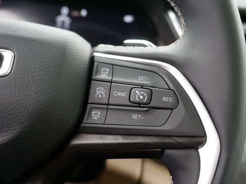 Used 2024 Jeep Grand Cherokee Limited w/ Luxury Tech Group II image 29