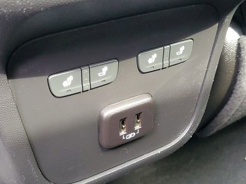 Used 2023 Chevrolet Equinox Premier image 31