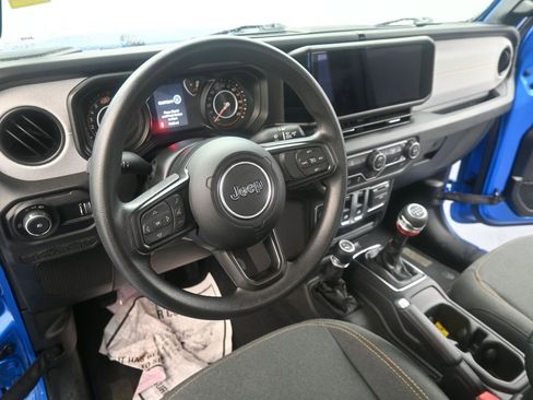 Used 2025 Jeep Wrangler Sport image 17