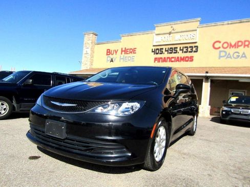 Used 2017 Chrysler Pacifica Touring FWD image 2