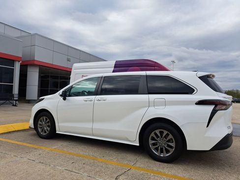 Used 2023 Toyota Sienna LE image 4