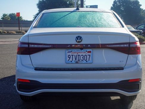 Certified 2025 Volkswagen Jetta SE w/ Sunroof Package image 7