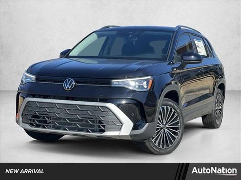 Used 2025 Volkswagen Taos SE image 1