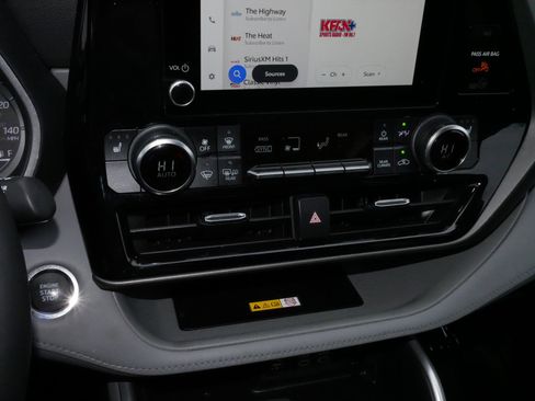 Certified 2023 Toyota Highlander XLE image 23