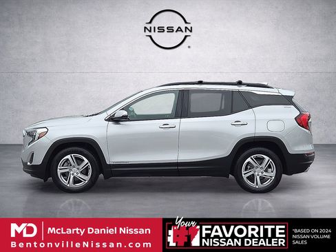 Used 2018 GMC Terrain SLE w/ Driver Convenience Package FWD image 3