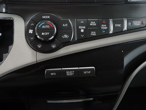 Used 2014 Toyota Sienna LE FWD image 19