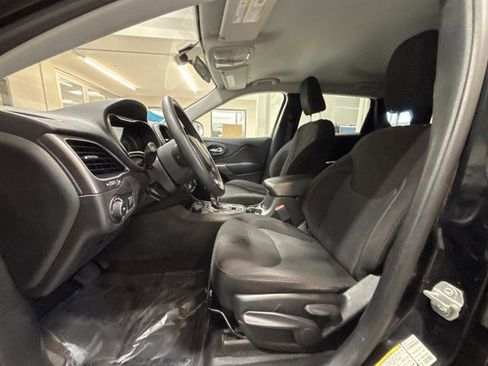 Used 2019 Jeep Cherokee Latitude w/ Popular Appearance Group AWD/4WD image 18