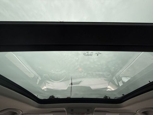 Used 2018 Volkswagen Tiguan SEL AWD/4WD image 24