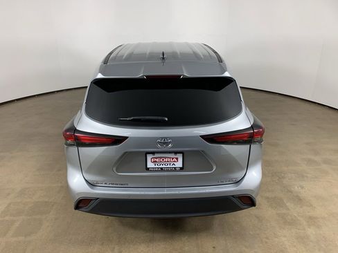 Used 2024 Toyota Highlander LE AWD/4WD image 11