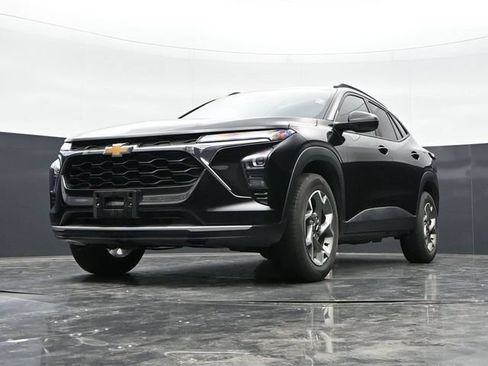 Used 2025 Chevrolet Trax LT w/ LT Convenience Package FWD image 38