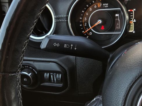 Used 2019 Jeep Wrangler Unlimited Sahara w/ Uconnect 4C Nav & Sound Group AWD/4WD image 17