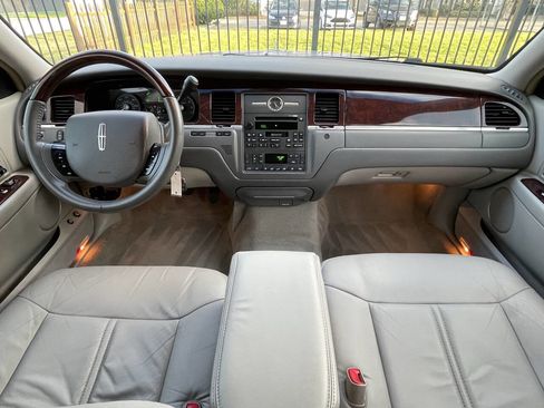 Used 2006 Lincoln Town Car Signature Limited image 21
