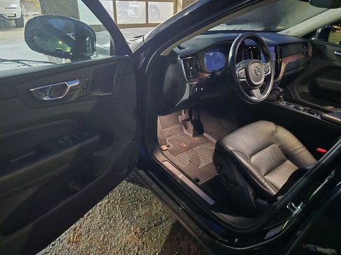 Certified 2021 Volvo XC60 T5 Momentum w/ Advanced Package image 19