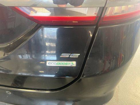 Used 2017 Ford Fusion SE w/ Fusion SE Technology Package FWD image 9