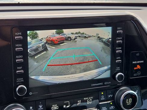 Used 2022 Toyota Highlander XLE FWD image 24