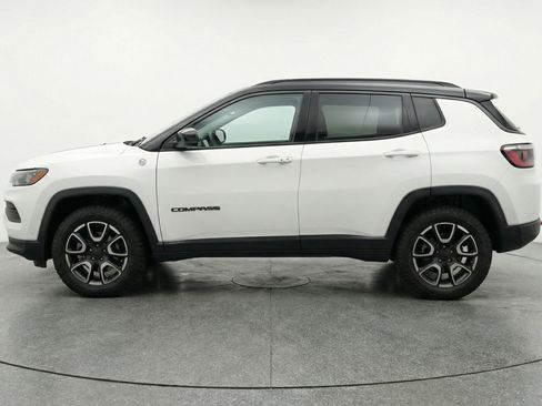 Used 2025 Jeep Compass Trailhawk AWD/4WD image 5