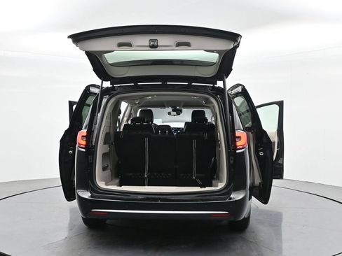 Used 2024 Chrysler Pacifica Touring-L FWD image 41