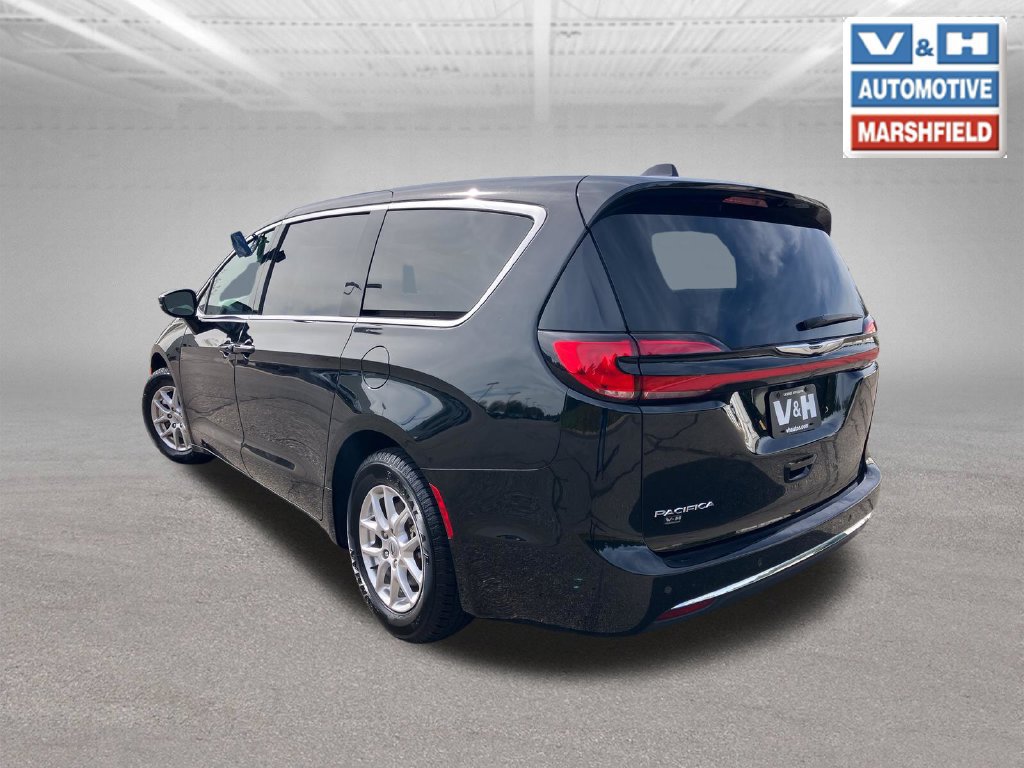 Used 2024 Chrysler Pacifica Touring-L FWD image 26