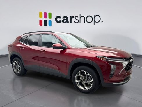 Used 2025 Chevrolet Trax LT FWD image 7