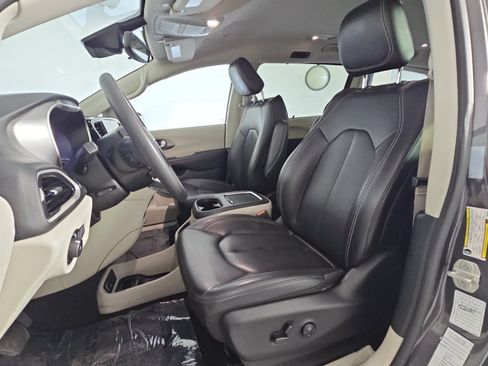 Used 2023 Chrysler Pacifica Touring-L FWD image 13