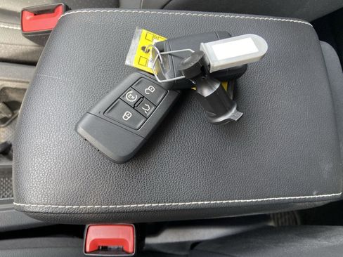 Used 2023 Volkswagen Tiguan SE AWD/4WD image 38
