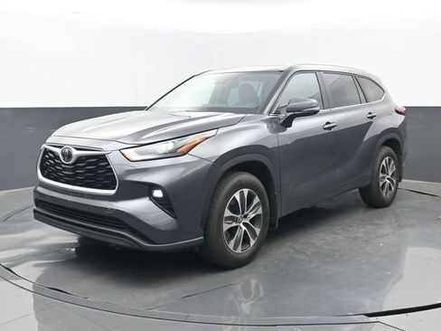 Used 2025 Toyota Highlander XLE image 8