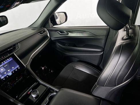 Used 2023 Jeep Grand Cherokee L Laredo image 23