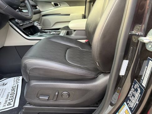 Used 2024 Kia Carnival LX FWD image 14